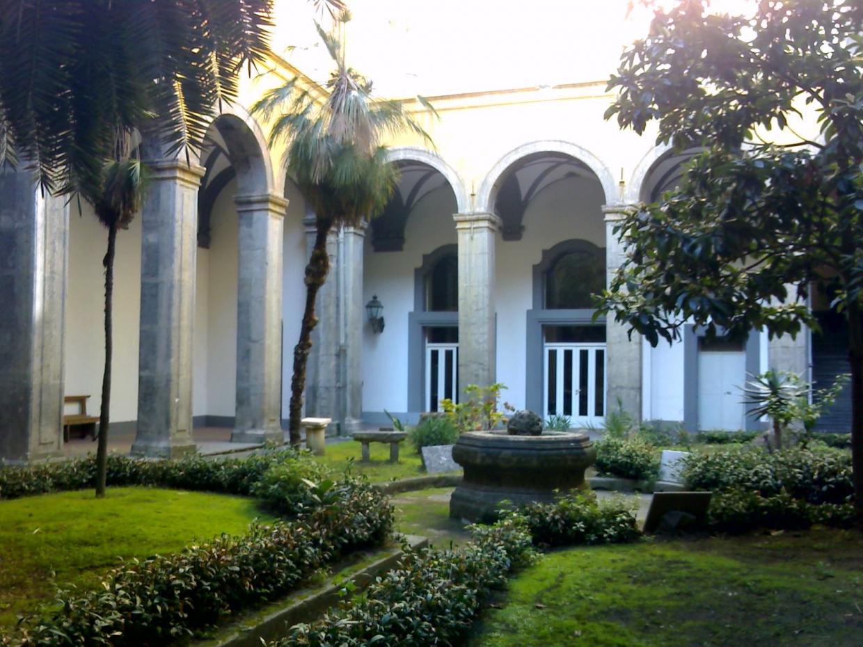 chiostropiccolomajellanaples2